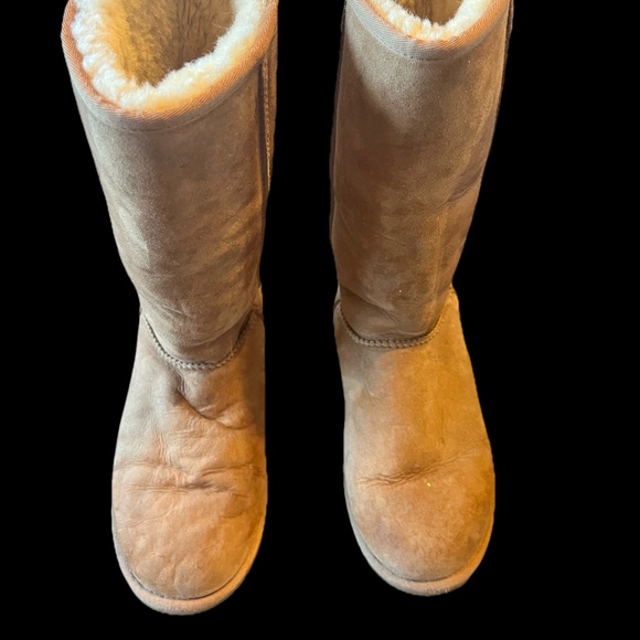Ugg Boots - 8 - Picture 1 of 3